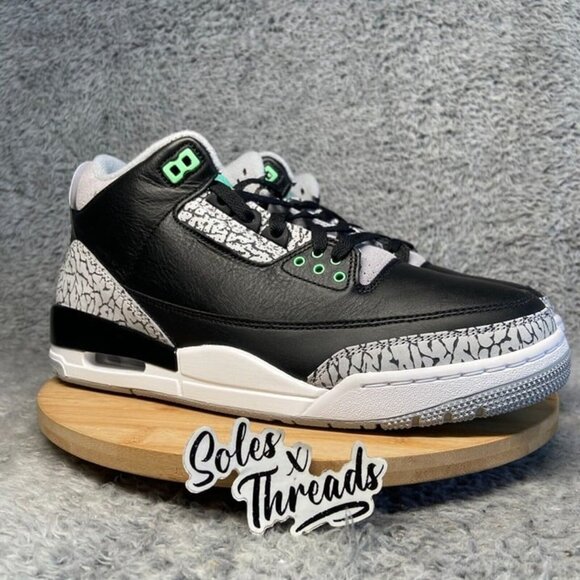 Air Jordan 3 Retro 'Green Glow' Size 10 Men Sneakers CT8532-031 - Picture 3 of 8